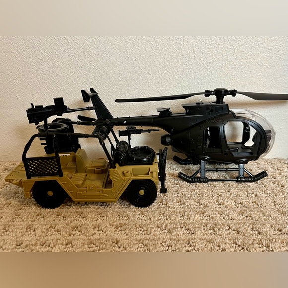 2 plastic toy Army vehicles Tan Jeep & Black Nightstalker Helicopter w/ soldier - Picture 5 of 10